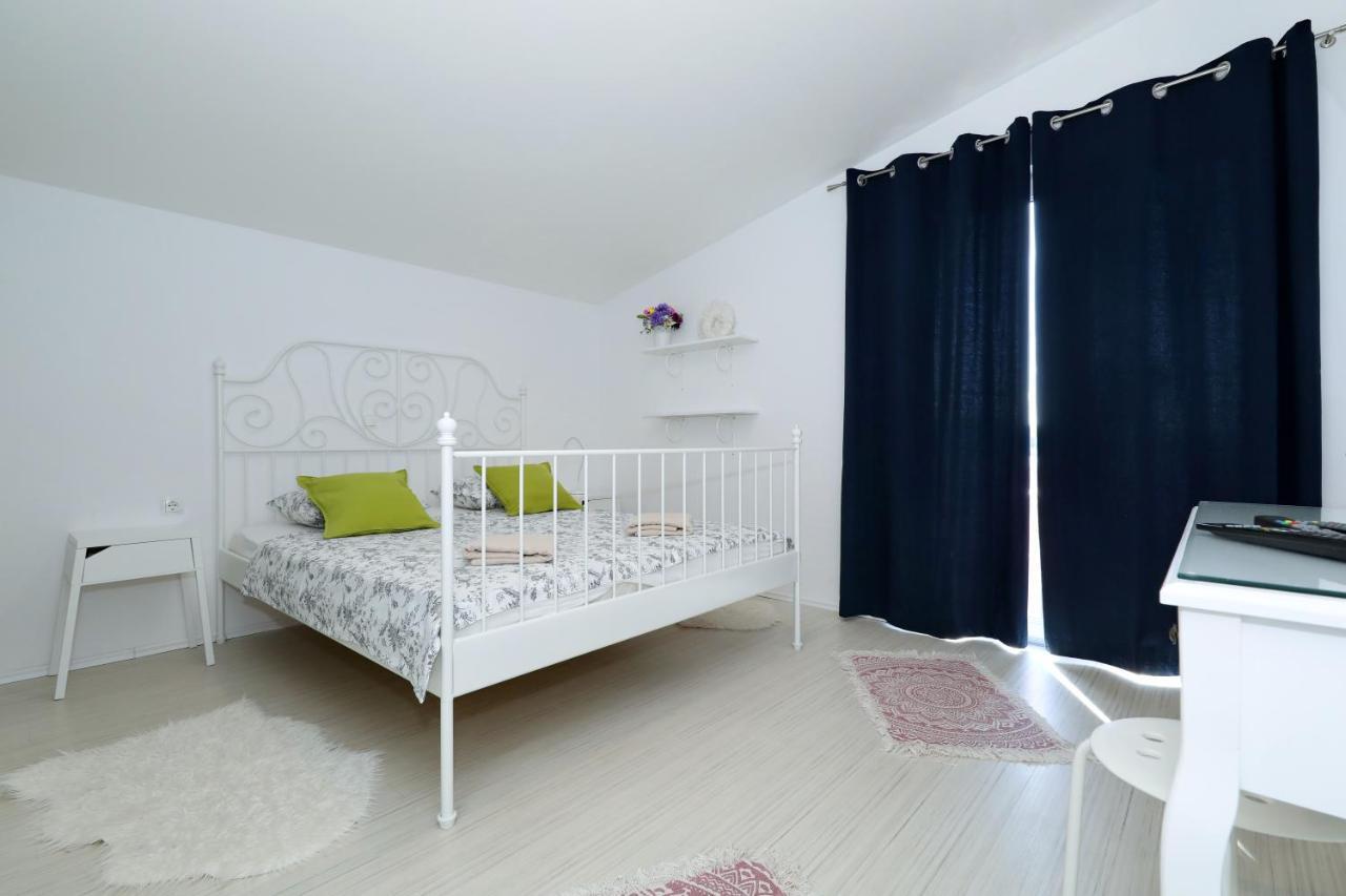 Apartment With Private Pool Sukošan Dış mekan fotoğraf
