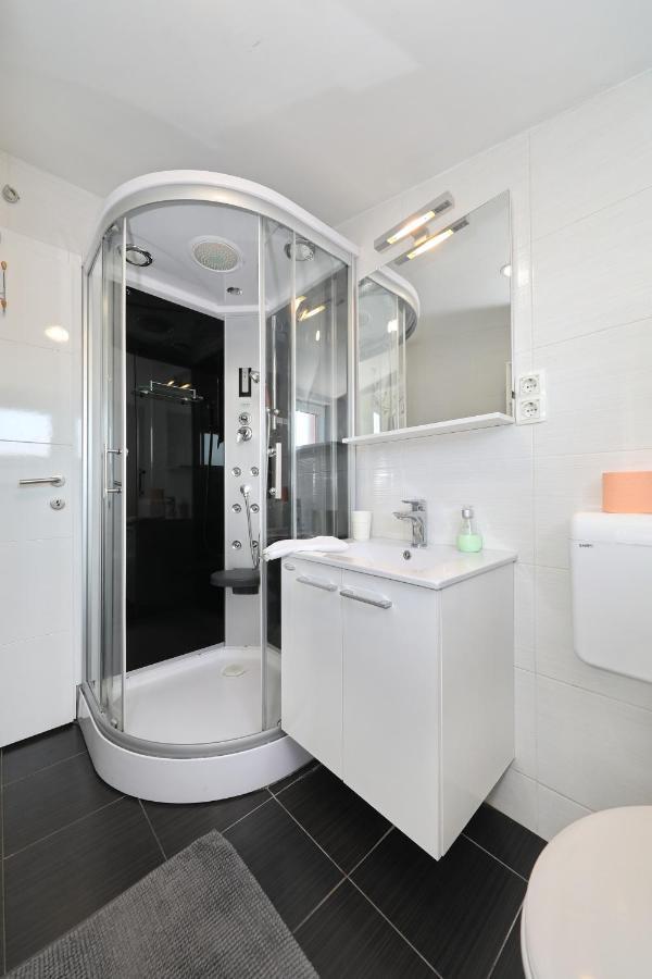Apartment With Private Pool Sukošan Dış mekan fotoğraf